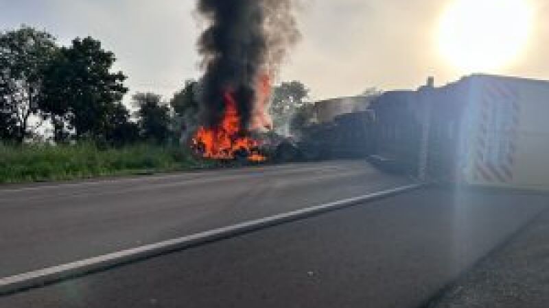 O outro caminhoneiro envolvido no acidente também foi socorrido e levado para outra unidade hospitalar do município