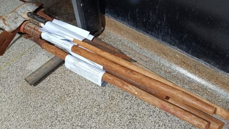 No local, foram apreendidos objetos como facão, enxada e pá, que teriam sido utilizados na briga.