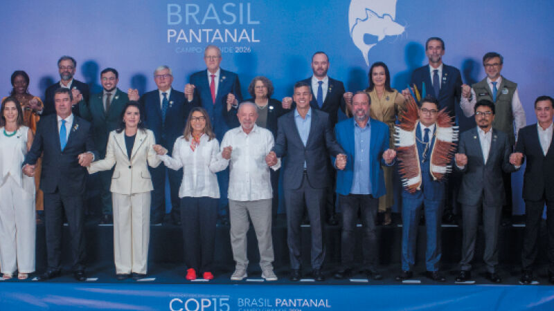 Ao centro, os presidentes Lula, do Brasil, e Santiago Peña, do Paraguai, ao lado de autoridades presentes na cúpula  