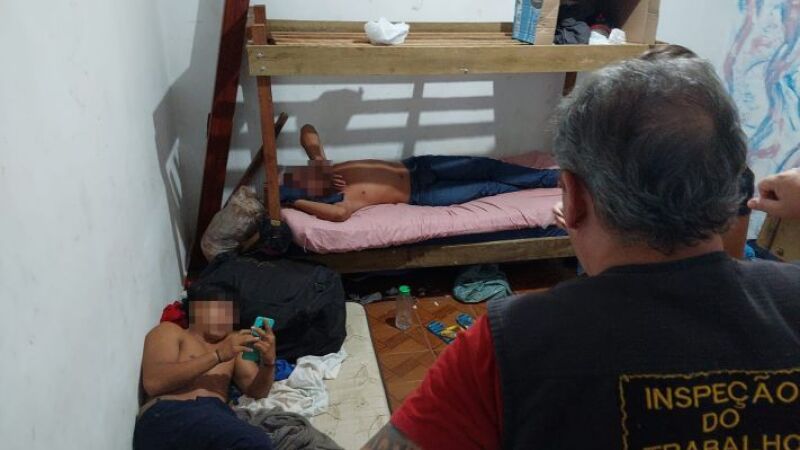 Os locais apresentavam forte odor, calor intenso, sanitários em condições precárias e número insuficiente de instalações para a quantidade de pessoas alojadas.