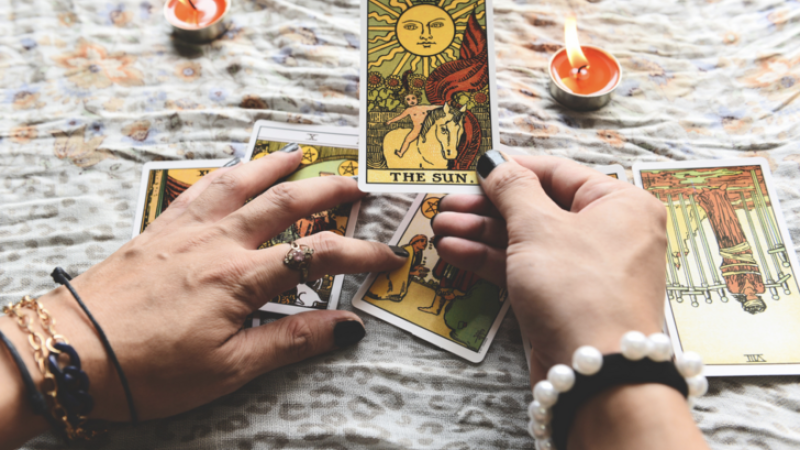 A energia do Tarô da semana entre 16 e 22 de março. Águas mais calmas virão.