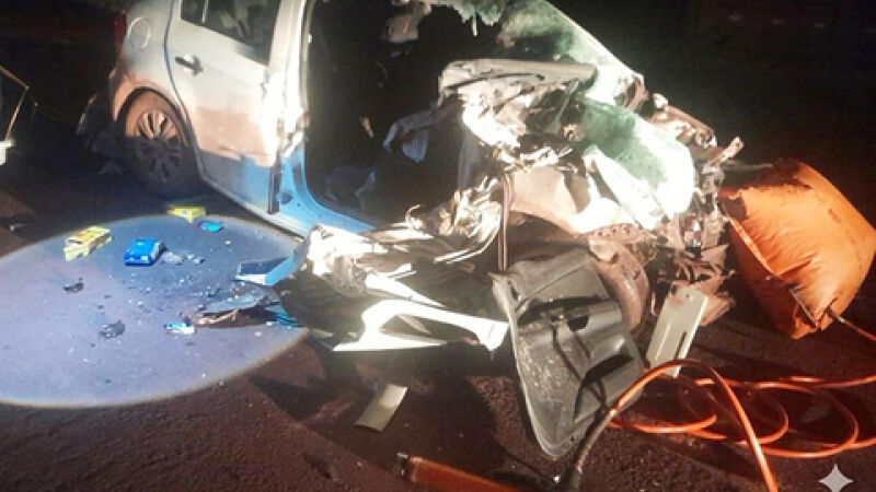 Acidente envolvendo caminhão e carro de passeio aconteceu a cerca de 55 quilômetros da área urbana de Corumbá