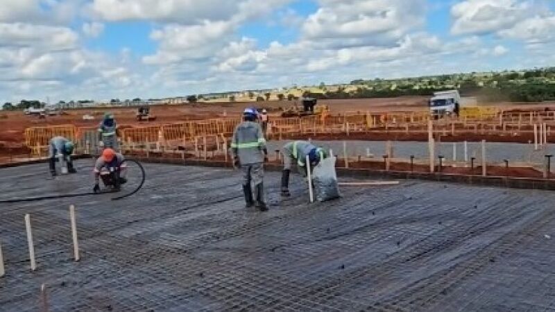 Construção das casas está na fase inicial e previsão é de que as obras sejam concluídas no segundo semestre do próximo ano