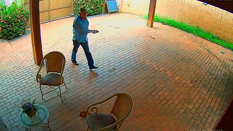 Momento em que Bernal efetua o primeiro disparo