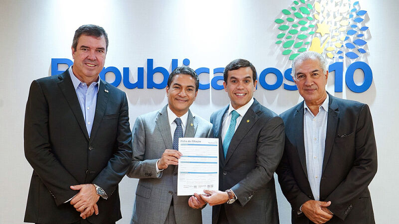 Beto Pereira mostra a ficha de filiação ladeado pelo presidente nacional do Republicanos, do governador Riedel e do ex-governador Azambuja