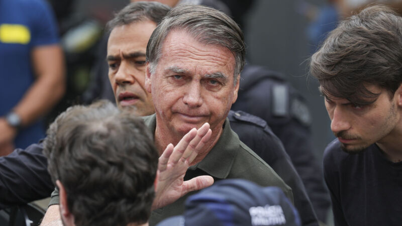 Ex-presidente apresentou dificuldades na respiração durante a madrugada e por conta disso foi transferido às preças para um hospital de Brasília