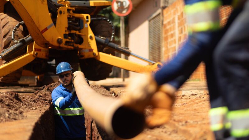 Obras de implantação de esgoto continuam em todo o Estado