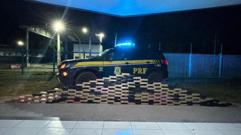 Em vistoria minuciosa os agentes policiais rodoviários federais localizaram um compartimento com 182 quilos de pasta base