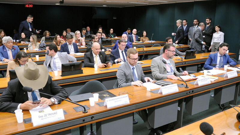 Ao centro, o deputado federal Marcos Pollon durante a reunião do Conselho de Ética da Casa