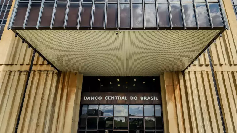 Atualmente em 15% ao ano, a Selic está no maior nível desde julho de 2006 e Banco Central pode trazer alívio hoje