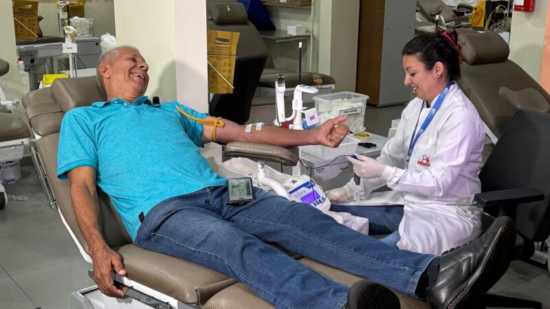 Após 52 anos como doador, Domingos se despede em coleta feita pela filha, técnica em enfermagem