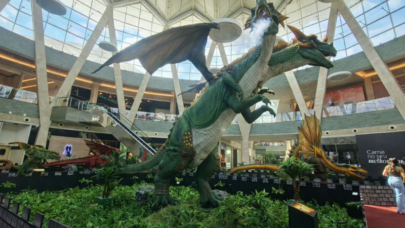 Criaturas animatrônicas em tamanho real ocupam a praça central do Shopping Bosque dos Ipês