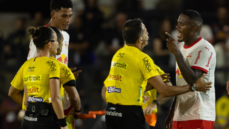 Gustavo Marques partiu para cima da árbitra após o fim da partida 