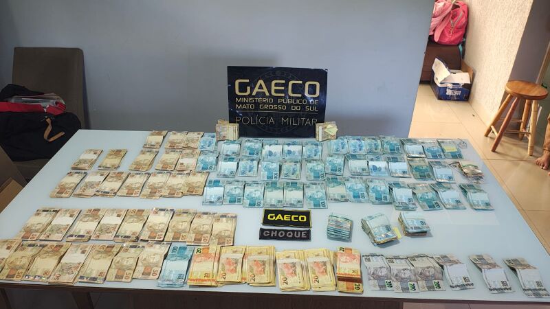 Além de uma pistola, o Gaeco apreendeu centenas de cédulas de diferentes valores durante a operação em Coronel Sapucaia