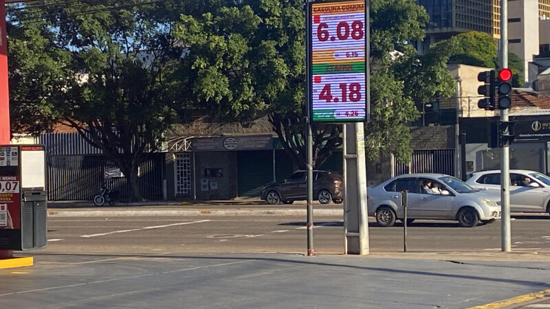 Postos nos quais era possível abastecer por R$ 5,85 amanheceram com valores acima dos R$ 6 neste sábado