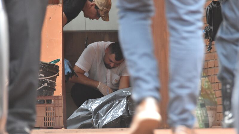 Após vítima abrir portão social com chaveiro, por volta das 12h56, o B.O narra que Bernal chegou às 13h44 e desceu do veículo já com uma arma de fogo.