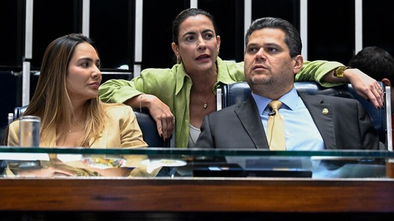 Ana Paula Lobato, autora do projeto, e a relatora Soraya Thronicke conversam com Davi Alcolumbre