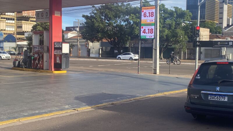 Neste posto o preço da gasolina teve alta pela terceira semana seguida e nesta sexta-feira subiu para R$ 6,18