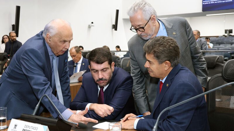 Ao centro, o deputado estadual Jamilson Name, que decidiu ficar no PSDB para tentar a reeleição