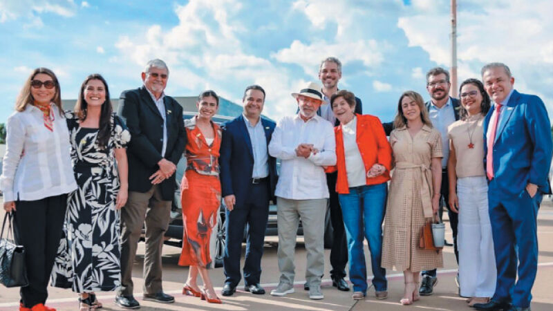 Ao centro, o presidente da República, Luiz Inácio Lula da Silva, com as lideranças do PT no Estado