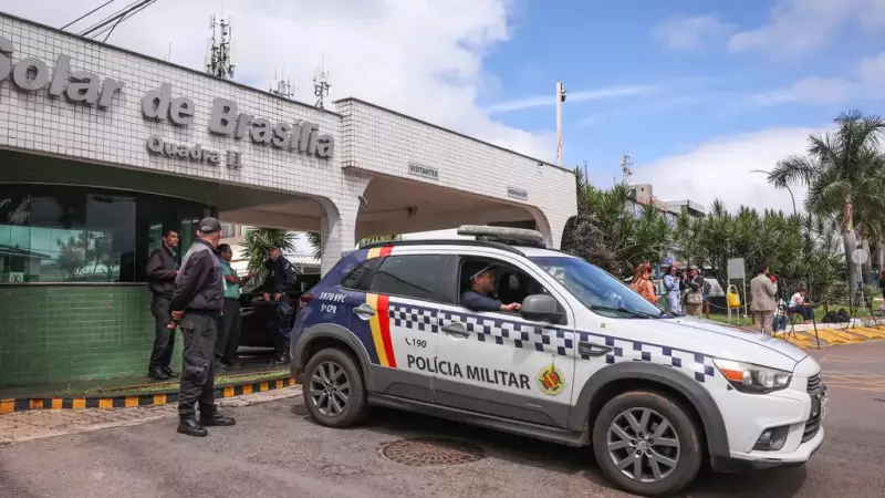 Entrada do condomínio onde o ex-presidente Jair Bolsona irá cumprir 90 dias de prisão domiciliar