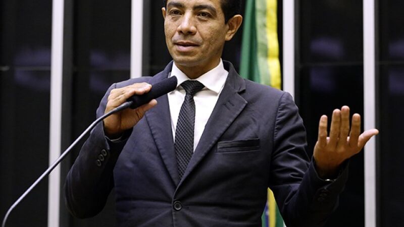O deputado federal Pastor Gil (PL-MA) foi condenado a cinco anos e seis meses de prisão por cobrar propina de R$ 1,6 milhão