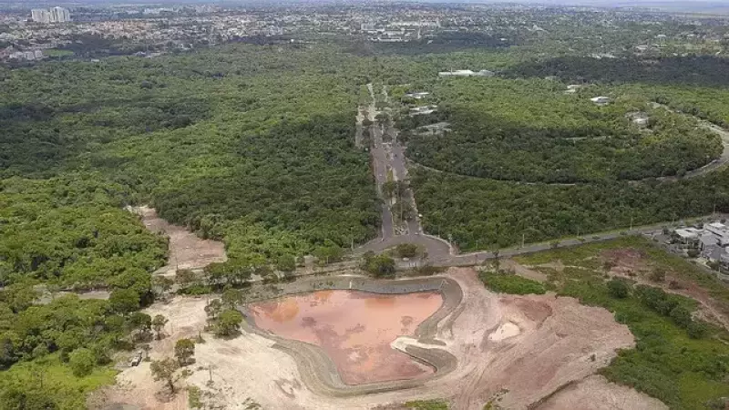 Piscinão foi construído para conter uma das erosões que estavam assoreando o lago do Parque das Nações Indígenas