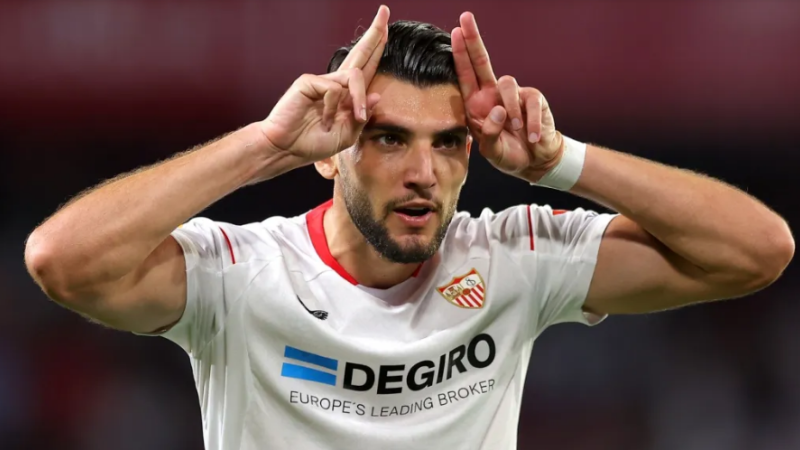 Rafa Mir quando atuava pelo Sevilla