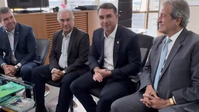Flávio Bolsonaro se reuniu com Azambuja e Riedel em Brasília