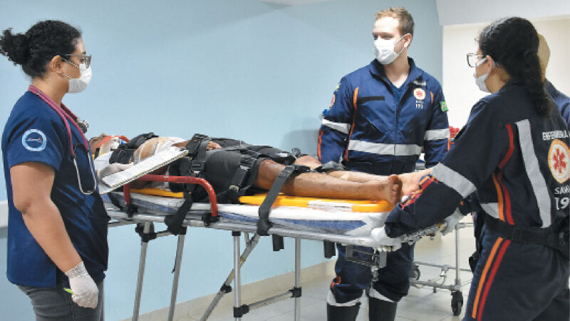 Equipe do Samu chegando com vítima de acidente à Santa Casa