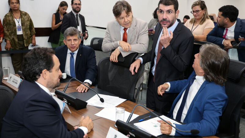 Os deputados estaduais Marcio, Jamilson, Caravina, Lidio e Paulo durante a sessão de ontem
