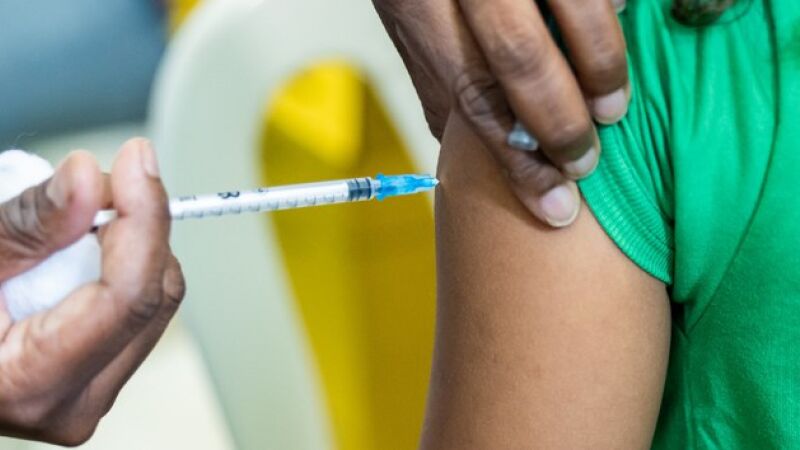 Vacina que previne contra o HPV está disponível em todas as unidades de saúde do Brasil, e deve ser tomada por meninas e meninos, entre 9 e 14 anos.