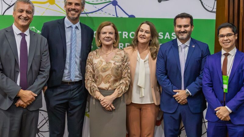 Compareceram na cerimônia também as ministras: das Relações Institucionais, Gleisi Hoffmann; e da Gestão e Inovação, Esther Dweck