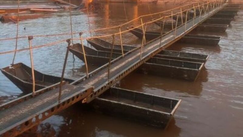 O Exércio instalou uma estrutura provisória para a passagem de pedestres que, até o momento, era feita de barco