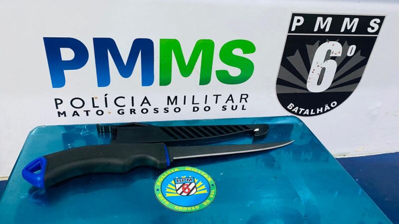 Polícia apreendeu a faca usada nas ameaças pelo suspeito, além de telefones celulares