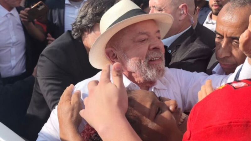 Lula é recebido por apoiadores ao chegar em Campo Grande