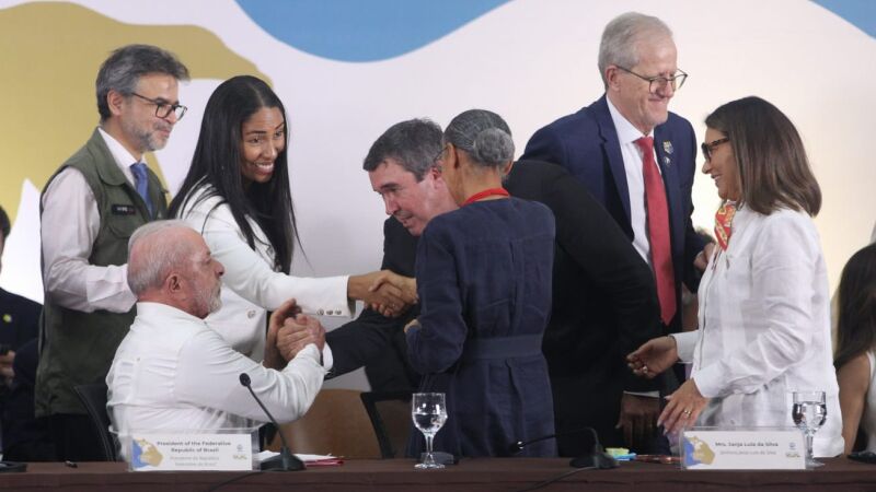 Lula e Riedel se cumprimentam durante sessão da COP15; Adriane Lopes ficou na 2ª fileira de autoridades durante discursos