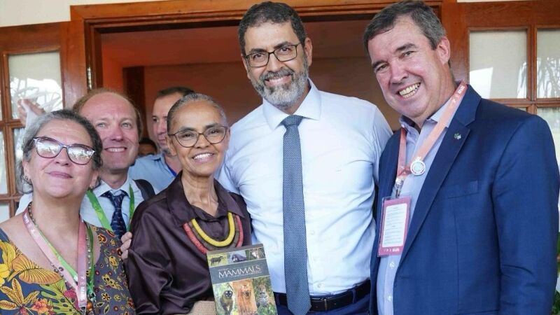 Leonardo Avelino Duarte entregou um exemplar de sua obra diretamente à ministra do Meio Ambiente e Mudança do Clima, Marina Silva.