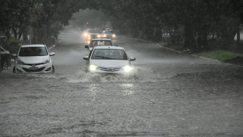 De novo, motoristas precisam redobrar atenção em trechos da cidade que estão alagados
