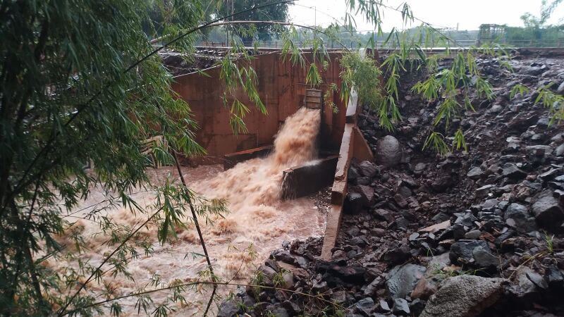 Vertedouro foi instalado para dar vazão aos volumes excedentes de água do lago e evitar inundações