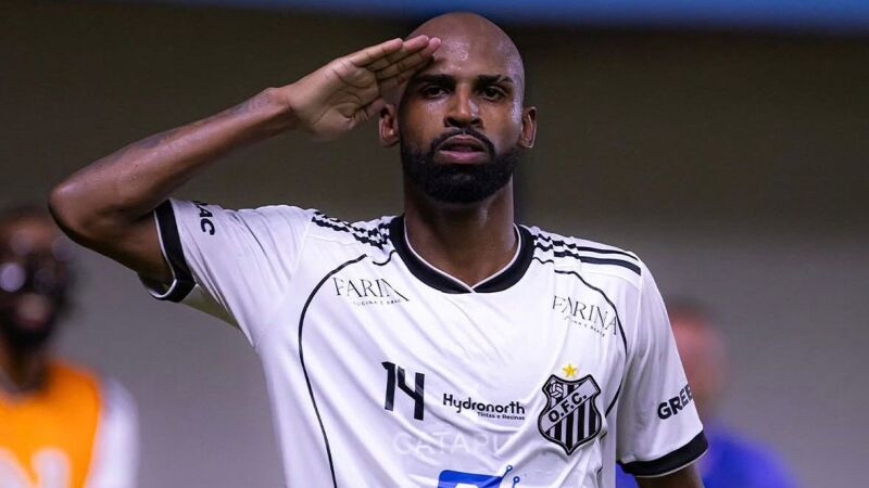 Gabriel Teixeira garante a vitória do Operário