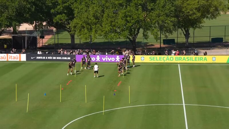 Na atividade deste domingo Ancelotti fez algumas experiências, em busca de substitutos para o atacante Raphinha e o lateral Wesley, cortados por problemas musculares sofridos no jogo contra a França.