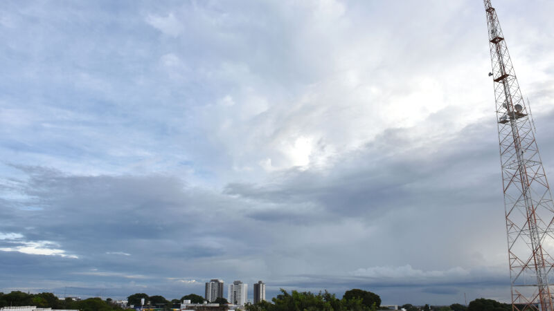 Tempo na Capital é nublado com trovões isolados