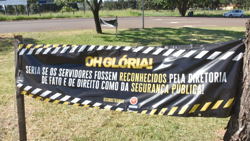Servidores colocaram faixas em frente ao Detran-MS para informar sobre o estado de greve da categoria e reclamar da diretoria