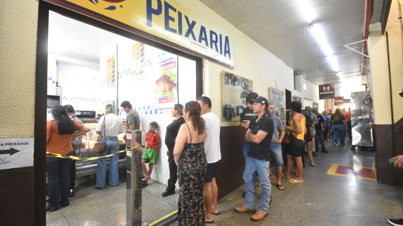 Peixaria do Mercadão teve filas desde o início da manhã desta quinta-feira
