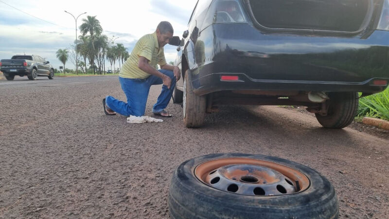 Entre os momentos de uso obrigatório do colete refletivo constantes no projeto está a troca de pneu em vias públicas ou em rodovias