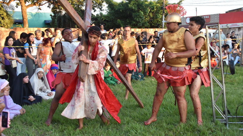 Encenação da Via Sacra reuniu centenas de fiéis nas Moreninhas