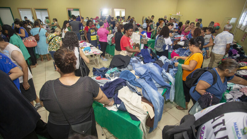 Feirão da AACC movimentado de pessoas solidárias - foto de arquivo