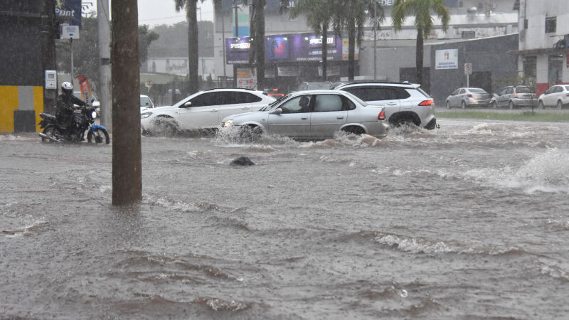 Água invadiu a calçada em vários pontos da região central