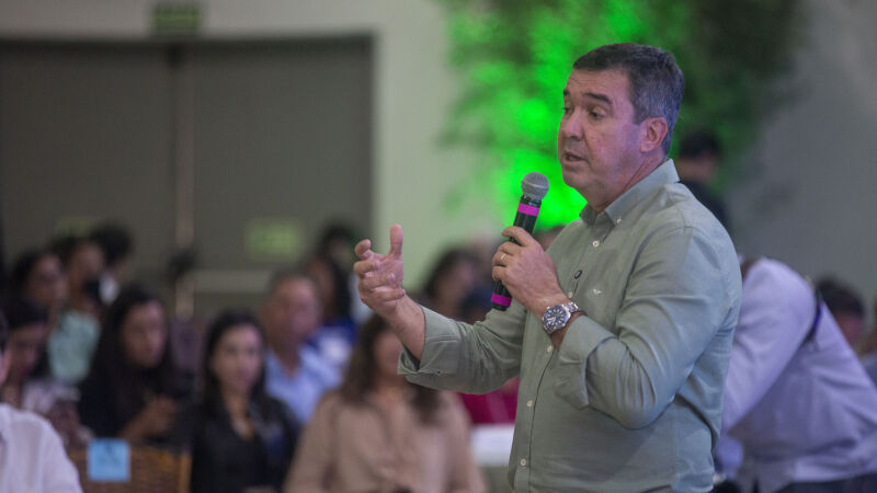 Governador Eduardo Riedel durante coletiva na Acrissul, onde apresentou resultados de programas do setor produtivo e detalhou o impacto do Extra Leite